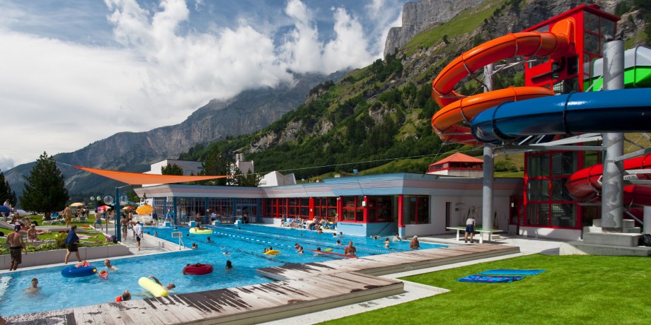 Schwimmbad Leukerbad Therme.jpg